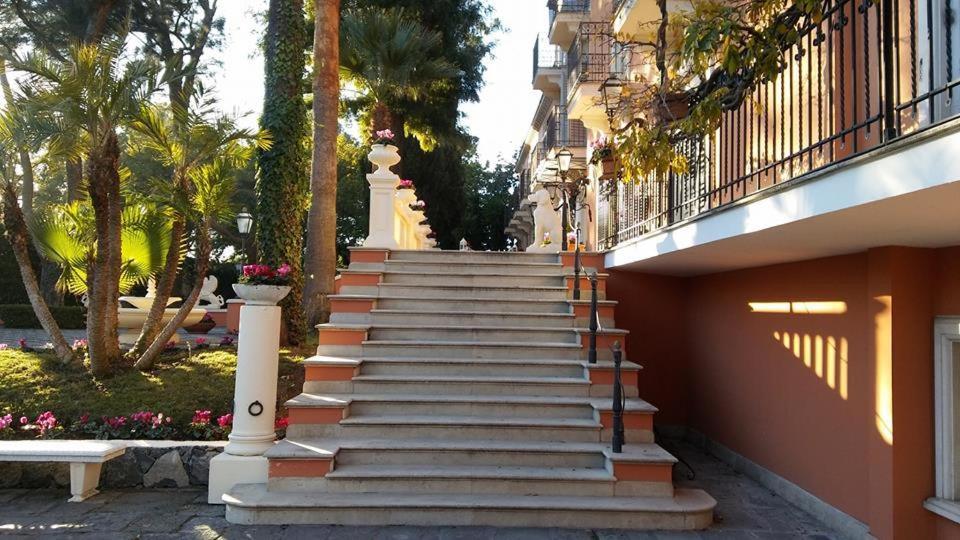 Hotel Villa Paradiso Dell'Etna ซานโจวานี ลาปุนตา ภายนอก รูปภาพ